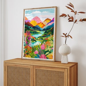 Puede incluir: Una ilustraci&oacute;n colorida de un paisaje de monta&ntilde;a con un lago en primer plano. Las monta&ntilde;as son una mezcla de rosa, morado, verde y amarillo. El lago es de un azul brillante y hay flores y &aacute;rboles en primer plano.