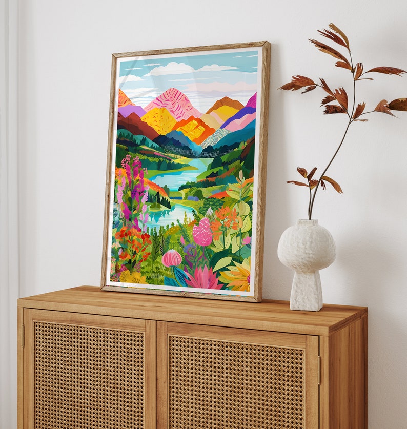 Puede incluir: Una ilustraci&oacute;n colorida de un paisaje de monta&ntilde;a con un lago en primer plano. Las monta&ntilde;as son una mezcla de rosa, morado, verde y amarillo. El lago es de un azul brillante y hay flores y &aacute;rboles en primer plano.