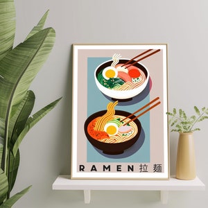 Pode incluir: Um p&ocirc;ster com um design minimalista que apresenta duas tigelas de ramen com pauzinhos. As tigelas est&atilde;o sobre um fundo azul com um fundo rosa e bege atr&aacute;s delas. O texto "RAMEN 拉麺" est&aacute; na parte inferior do p&ocirc;ster.