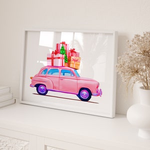 Puede incluir: Un coche vintage rosa con un &aacute;rbol de Navidad y regalos envueltos en la parte superior. El coche est&aacute; conduciendo sobre un fondo blanco.