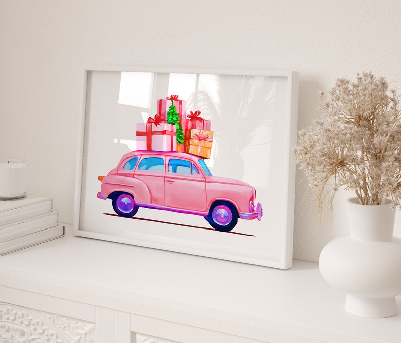 Puede incluir: Un coche vintage rosa con un &aacute;rbol de Navidad y regalos envueltos en la parte superior. El coche est&aacute; conduciendo sobre un fondo blanco.