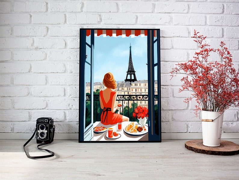 Pode incluir: Uma mulher de vestido vermelho senta-se numa varanda com vista para a Torre Eiffel em Paris. Ela desfruta de um pequeno-almo&ccedil;o de sumo de laranja, pastelaria e fruta. A cena &eacute; pintada de forma colorida e estilizada.