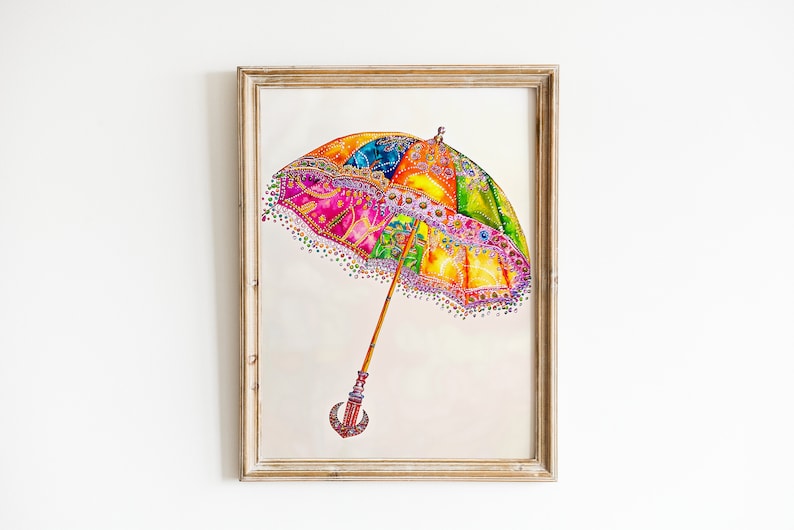 Op de afbeelding: Een kleurrijke, gepatroneerde paraplu met een houten handvat. De paraplu is versierd met kralen en pailletten. De paraplu is ingelijst in een licht houten frame.