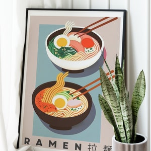 Pode incluir: Uma impress&atilde;o emoldurada com uma ilustra&ccedil;&atilde;o minimalista de duas tigelas de macarr&atilde;o ramen. As tigelas est&atilde;o sobre um fundo azul claro com pauzinhos e o texto "RAMEN 拉面".