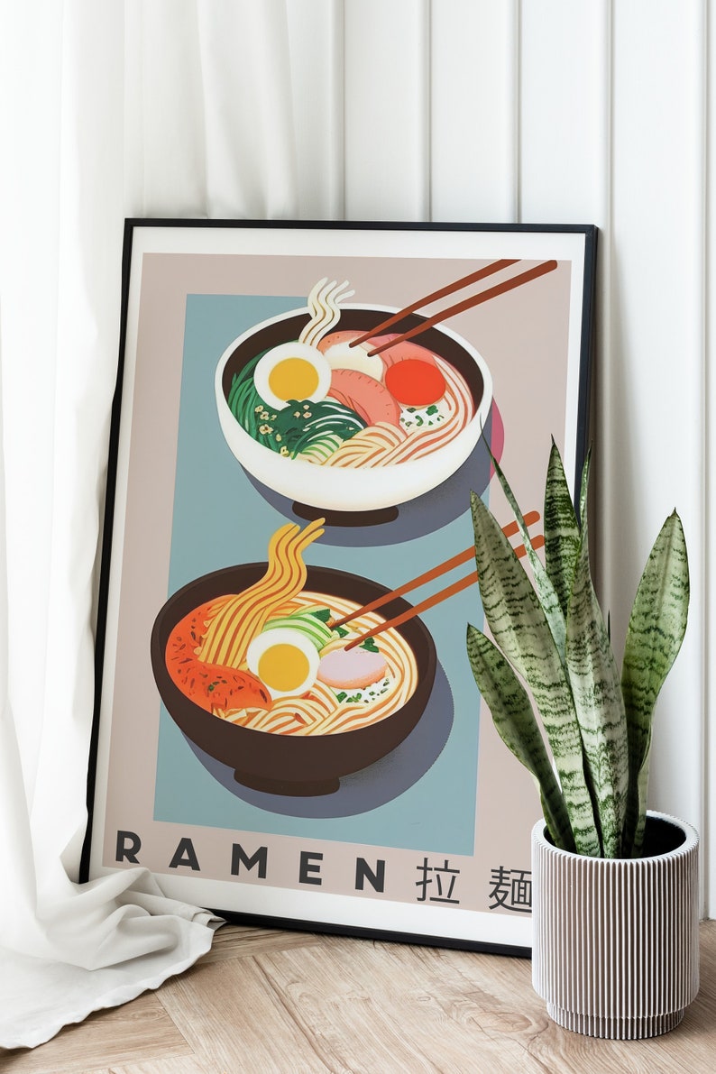 Pode incluir: Uma impress&atilde;o emoldurada com uma ilustra&ccedil;&atilde;o minimalista de duas tigelas de macarr&atilde;o ramen. As tigelas est&atilde;o sobre um fundo azul claro com pauzinhos e o texto "RAMEN 拉面".