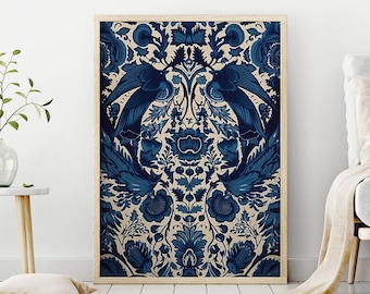 Puede incluir: Una impresión enmarcada con un patrón floral azul y blanco. El patrón presenta pájaros y flores estilizados. El fondo es de color crema claro.