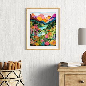 Puede incluir: Una impresi&oacute;n enmarcada de una pintura de paisaje colorida que presenta un lago rodeado de monta&ntilde;as y vegetaci&oacute;n exuberante. Las monta&ntilde;as est&aacute;n pintadas en tonos de rosa, naranja y amarillo, mientras que el lago es de un azul vibrante. La vegetaci&oacute;n es una mezcla de verde, amarillo y morado.