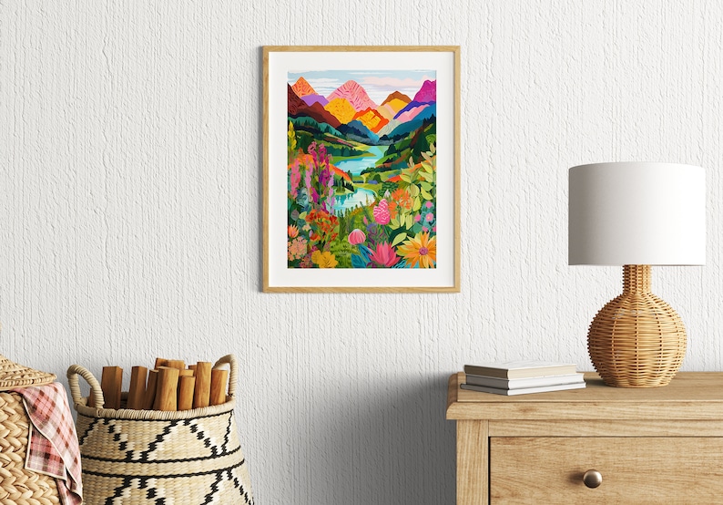 Puede incluir: Una impresi&oacute;n enmarcada de una pintura de paisaje colorida que presenta un lago rodeado de monta&ntilde;as y vegetaci&oacute;n exuberante. Las monta&ntilde;as est&aacute;n pintadas en tonos de rosa, naranja y amarillo, mientras que el lago es de un azul vibrante. La vegetaci&oacute;n es una mezcla de verde, amarillo y morado.