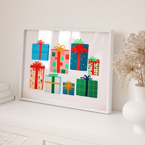 Puede incluir: Una impresi&oacute;n enmarcada con una ilustraci&oacute;n colorida de regalos envueltos. Los regalos son de varios colores y patrones, incluyendo rojo, azul, verde y amarillo. Los regalos est&aacute;n dispuestos en una fila, con el regalo m&aacute;s grande en el centro.