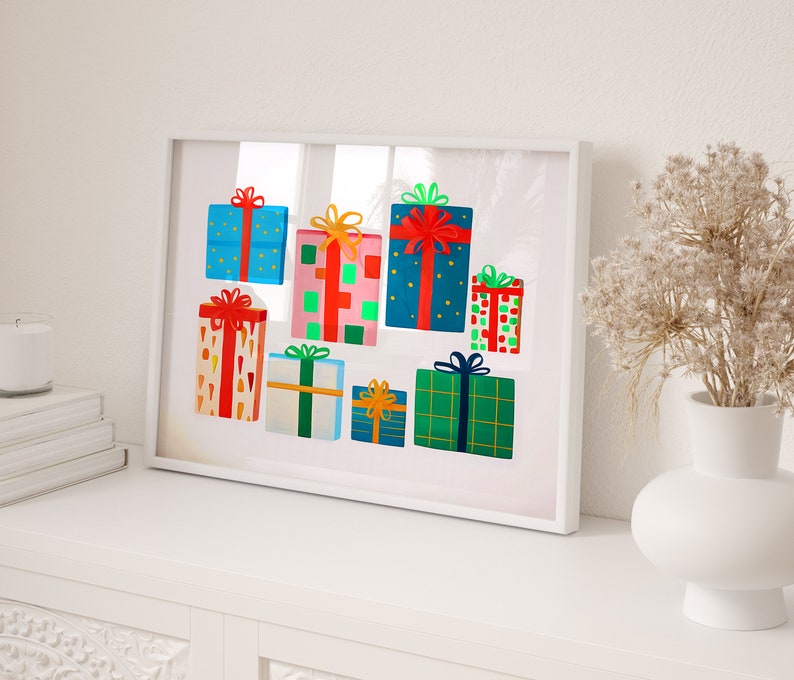 Puede incluir: Una impresi&oacute;n enmarcada con una ilustraci&oacute;n colorida de regalos envueltos. Los regalos son de varios colores y patrones, incluyendo rojo, azul, verde y amarillo. Los regalos est&aacute;n dispuestos en una fila, con el regalo m&aacute;s grande en el centro.
