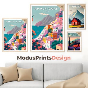 Pode incluir: Quatro p&ocirc;steres de viagem emoldurados com ilustra&ccedil;&otilde;es coloridas de diferentes locais. Os p&ocirc;steres s&atilde;o etiquetados como "Costa Amalfitana, It&aacute;lia", "Su&eacute;cia", "Costa Amalfitana, It&aacute;lia" e "Toscana, It&aacute;lia".