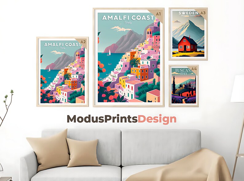 Pode incluir: Quatro p&ocirc;steres de viagem emoldurados com ilustra&ccedil;&otilde;es coloridas de diferentes locais. Os p&ocirc;steres s&atilde;o etiquetados como "Costa Amalfitana, It&aacute;lia", "Su&eacute;cia", "Costa Amalfitana, It&aacute;lia" e "Toscana, It&aacute;lia".