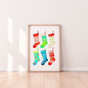 Puede incluir: Una impresi&oacute;n de arte imprimible con seis calcetines de Navidad coloridos con diferentes patrones. Los calcetines son rojos, verdes, azules y blancos con dise&ntilde;os de copos de nieve y zigzag.