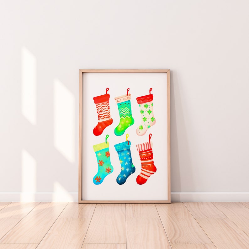Puede incluir: Una impresi&oacute;n de arte imprimible con seis calcetines de Navidad coloridos con diferentes patrones. Los calcetines son rojos, verdes, azules y blancos con dise&ntilde;os de copos de nieve y zigzag.