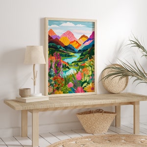 Puede incluir: Una impresi&oacute;n enmarcada de un paisaje colorido con monta&ntilde;as, un lago y flores. Las monta&ntilde;as son una mezcla de rosa, naranja, amarillo y verde. El lago es de un azul brillante. Las flores son de varios colores, incluyendo rojo, rosa, amarillo y morado.