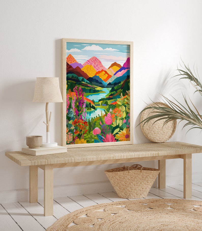 Puede incluir: Una impresi&oacute;n enmarcada de un paisaje colorido con monta&ntilde;as, un lago y flores. Las monta&ntilde;as son una mezcla de rosa, naranja, amarillo y verde. El lago es de un azul brillante. Las flores son de varios colores, incluyendo rojo, rosa, amarillo y morado.