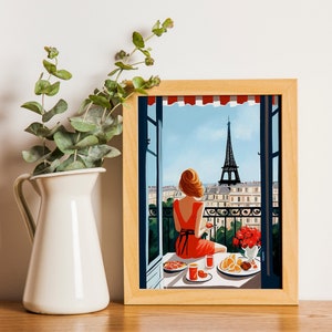 Pode incluir: Uma ilustra&ccedil;&atilde;o emoldurada de uma mulher sentada em uma varanda com vista para a Torre Eiffel em Paris, Fran&ccedil;a. Ela est&aacute; vestindo um vestido vermelho e desfrutando de uma refei&ccedil;&atilde;o com um copo de suco. A varanda &eacute; decorada com flores e vegeta&ccedil;&atilde;o.
