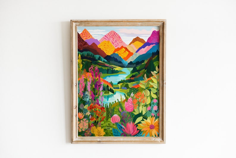 Puede incluir: Una impresi&oacute;n enmarcada de una pintura de paisaje colorida que presenta un lago rodeado de monta&ntilde;as y vegetaci&oacute;n exuberante. Las monta&ntilde;as est&aacute;n pintadas en tonos de rosa, amarillo, naranja y azul, mientras que el lago es de un turquesa vibrante. El primer plano est&aacute; lleno de una variedad de flores en tonos de rojo, rosa, morado y amarillo.