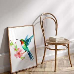 Puede incluir: Una pintura de acuarela enmarcada de un colibr&iacute; con alas verdes y azules, cabeza roja y pico largo, posado en una rama de flores rosas.