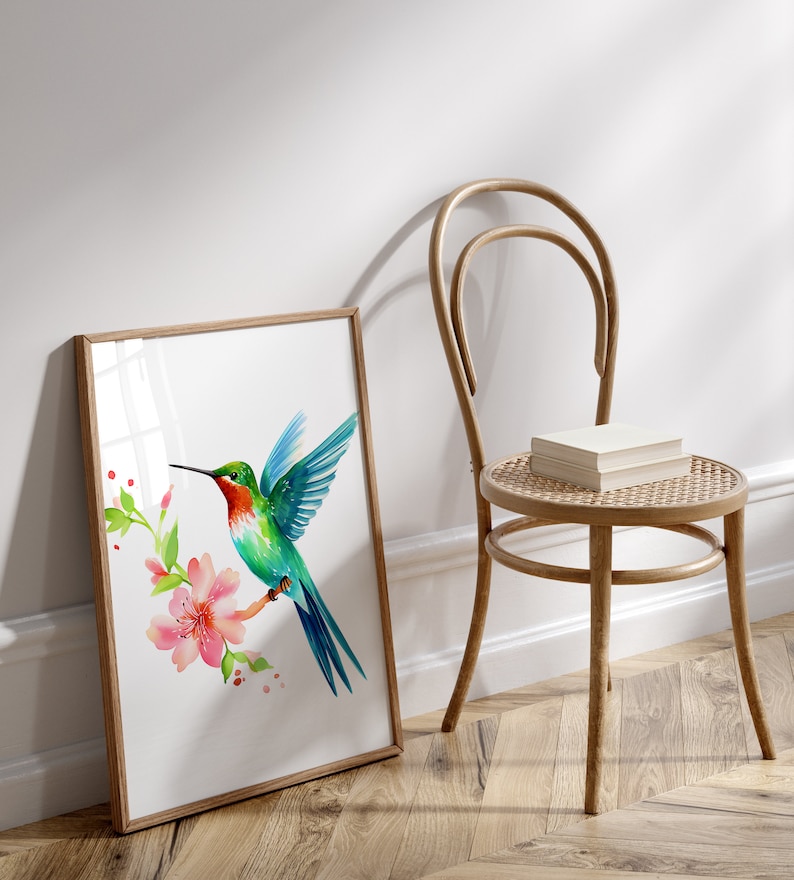 Puede incluir: Una pintura de acuarela enmarcada de un colibr&iacute; con alas verdes y azules, cabeza roja y pico largo, posado en una rama de flores rosas.
