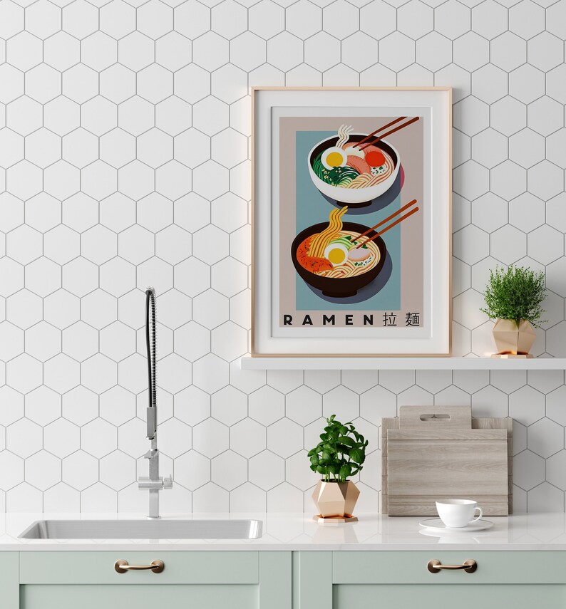 Pode incluir: Um p&ocirc;ster emoldurado com um design minimalista que apresenta duas tigelas de macarr&atilde;o ramen. O p&ocirc;ster tem um fundo azul claro com o texto "RAMEN 拉麺" na parte inferior.