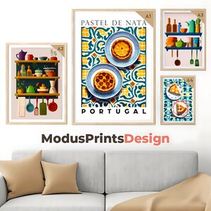 Pode incluir: Quatro impress&otilde;es emolduradas com um tema de cozinha. A impress&atilde;o superior esquerda mostra uma prateleira com utens&iacute;lios de cozinha e pratos. A impress&atilde;o superior direita mostra um pastel de nata sobre um fundo de azulejos azuis e amarelos. A impress&atilde;o inferior esquerda mostra uma prateleira com utens&iacute;lios de cozinha e pratos. A impress&atilde;o inferior direita mostra um pastel de nata sobre um fundo de azulejos azuis e amarelos. As impress&otilde;es s&atilde;o etiquetadas como A1, A2, A3 e A4.