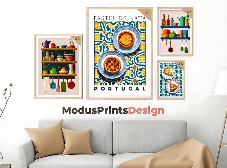 Pode incluir: Quatro impress&otilde;es emolduradas com um tema de cozinha. A impress&atilde;o superior esquerda mostra uma prateleira com utens&iacute;lios de cozinha e pratos. A impress&atilde;o superior direita mostra um pastel de nata sobre um fundo de azulejos azuis e amarelos. A impress&atilde;o inferior esquerda mostra uma prateleira com utens&iacute;lios de cozinha e pratos. A impress&atilde;o inferior direita mostra um pastel de nata sobre um fundo de azulejos azuis e amarelos. As impress&otilde;es s&atilde;o etiquetadas como A1, A2, A3 e A4.