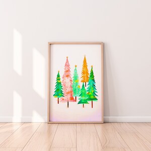 Puede incluir: Una impresi&oacute;n enmarcada de una pintura de acuarela que presenta un grupo de seis &aacute;rboles de Navidad estilizados en tonos de rosa, verde y amarillo. Los &aacute;rboles est&aacute;n dispuestos en un grupo y tienen un estilo caprichoso pintado a mano.
