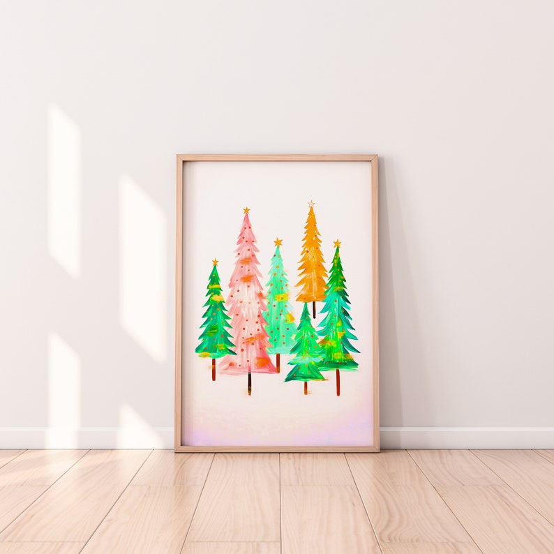 Puede incluir: Una impresi&oacute;n enmarcada de una pintura de acuarela que presenta un grupo de seis &aacute;rboles de Navidad estilizados en tonos de rosa, verde y amarillo. Los &aacute;rboles est&aacute;n dispuestos en un grupo y tienen un estilo caprichoso pintado a mano.