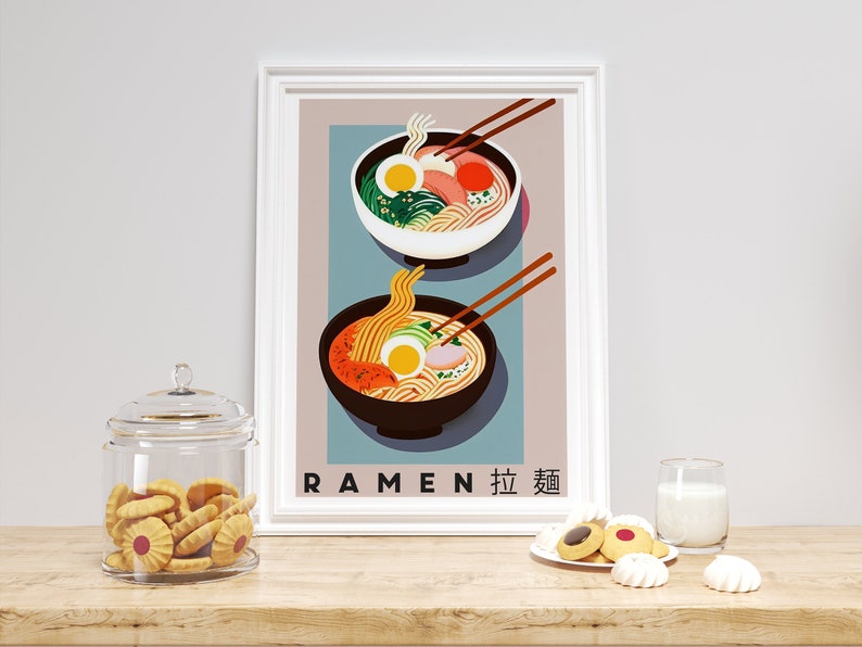 Pode incluir: Um p&ocirc;ster emoldurado branco com fundo azul que apresenta duas tigelas de macarr&atilde;o ramen. As tigelas est&atilde;o cheias de macarr&atilde;o, caldo e v&aacute;rios acompanhamentos, incluindo um ovo cozido, algas e carne. O p&ocirc;ster tem o texto "RAMEN 拉麺" na parte inferior.