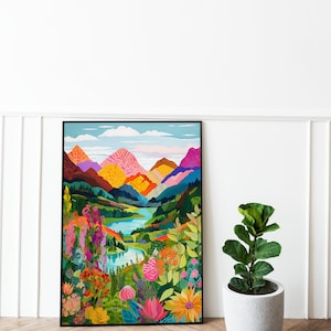 Puede incluir: Una impresi&oacute;n enmarcada de un paisaje colorido con monta&ntilde;as, un lago y una variedad de flores. Las monta&ntilde;as son una mezcla de rosa, naranja, amarillo y verde. El lago es de un azul brillante. Las flores son una mezcla de rosa, rojo, naranja, amarillo y morado.
