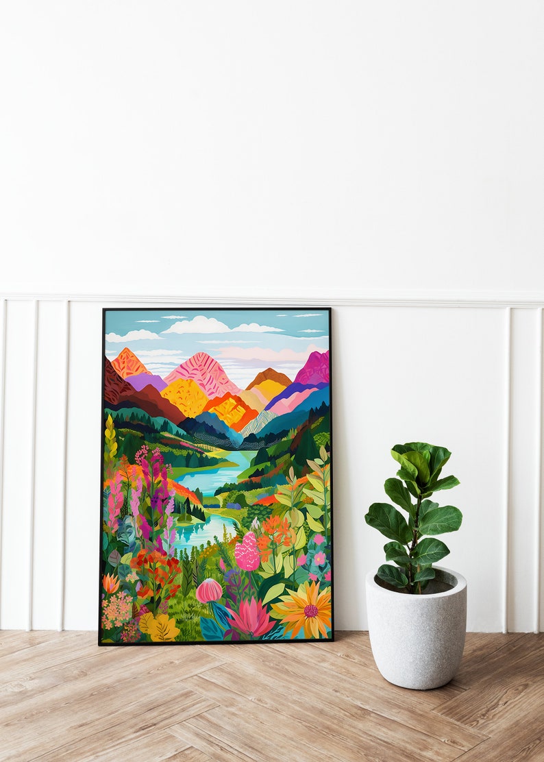 Puede incluir: Una impresi&oacute;n enmarcada de un paisaje colorido con monta&ntilde;as, un lago y una variedad de flores. Las monta&ntilde;as son una mezcla de rosa, naranja, amarillo y verde. El lago es de un azul brillante. Las flores son una mezcla de rosa, rojo, naranja, amarillo y morado.