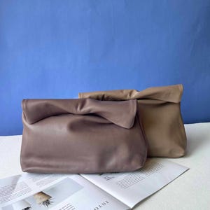 ライトトープのロールトップレザークラッチ、レザークラッチバッグ、女性用レザーハンドバッグ、レザーイブニングバッグ、レザーポーチバッグウェディングバッグ