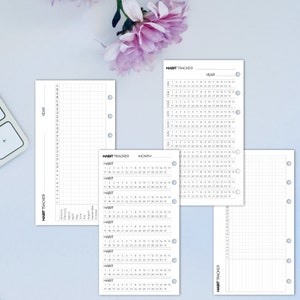Può includere: Un tracker di abitudini in bianco e nero con un layout a griglia. Il tracker è diviso in sezioni per anno, mese e tracciamento giornaliero. Il testo "HABIT TRACKER" è stampato nella parte superiore di ogni sezione.