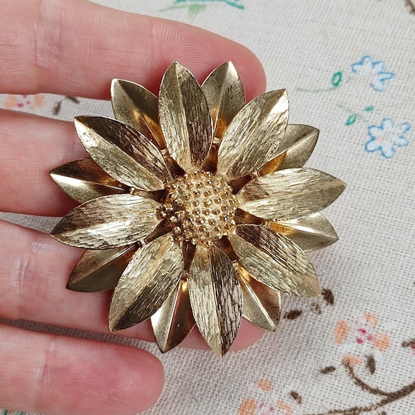 Vintage 1960s Sarah Coventry Large Gold Tone Sunflower Brooch