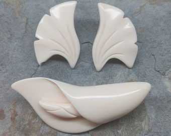 Vintage 1950s Celluloid Plastic Brooch and Earrings Set: Carved Lily & Ginkgo