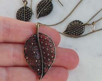 Ensemble vintage Avon composé d'un collier, d'un bracelet et de boucles d'oreilles avec pendentifs en forme de feuille en laiton