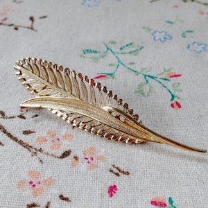 Vintage Sarah Coventry Large Gold Tone Leaf Brooch