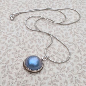 Collier vintage avec pendentif en perles de Mabe bleues sur chaîne italienne de 16 po. en argent sterling 925