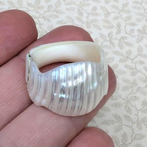 Bague vintage en nacre blanche sculptée à la main, taille 5