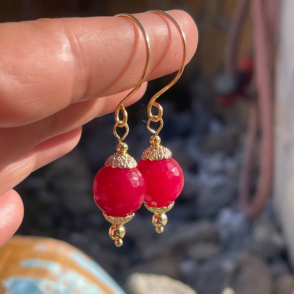 Pendientes Largos Rojos con Ónix - Chapado en Oro 18k, Estilo Colgante, Colección Dubai, Regalo Perfecto para Ella, San Valentin, Cumpleaños