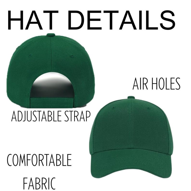 Op de afbeelding: Twee aanzichten van een donkergroene baseballpet. De achteraanzicht toont een verstelbare band. Het vooraanzicht toont luchtgaten. De tekst in de afbeelding zegt "HAT DETAILS", "ADJUSTABLE STRAP", "AIR HOLES" en "COMFORTABLE FABRIC".