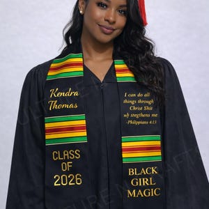Puede incluir: Una taza de cerámica blanca con asa negra y el texto "But First, Coffee" en negrita negra. La taza se encuentra sobre un fondo borroso, resaltando su diseño limpio.