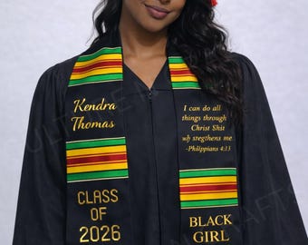 Op maat geborduurde Kente afstudeerstola | BLACK GIRL MAGIC | Klasse van 2026 | Gepersonaliseerde Afrikaanse afstudeersjerp