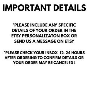 Op de afbeelding: Witte achtergrond met zwarte tekst. De tekst luidt "IMPORTANT DETAILS" bovenaan. Hieronder staat dat u bestelgegevens moet opnemen in het Etsy-personalisatievak of een bericht moet sturen. Het adviseert ook om de inbox binnen 12-24 uur te controleren.
