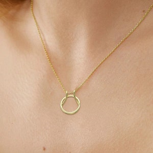 Collar con soporte para anillos geométrico: colgante con soporte para anillos de oro de 18 quilates