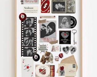 Könnte beinhalten: Ein gerahmtes Collage mit verschiedenen sentimentalen Gegenständen. Enthält Schwarz-Weiß-Fotos, eine Vintage-Kamera, eine Schallplatte, Spielkarten, einen Teddybären und handgeschriebene Notizen. Die Farbpalette ist hauptsächlich Schwarz, Weiß und Rot, mit einem Holzrahmen.