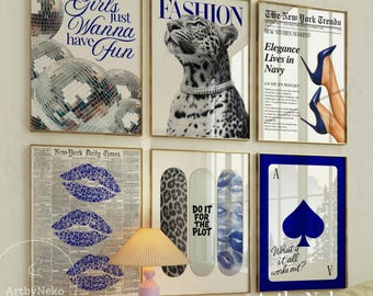 Puede incluir: Una pared de galería con impresiones artísticas enmarcadas con marcos dorados. Las impresiones incluyen un diseño de bola de discoteca, un leopardo, una portada de revista de moda, labios, patinetas y una carta de juego. El texto "Girls just wanna have fun" es visible.