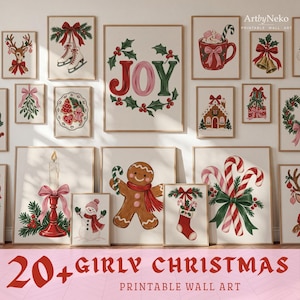 Op de afbeelding: Een collectie van meer dan twintig kerst-muurposters met illustraties van rendieren, schaatsen, een peperkoekmannetje, zuurstokken, een sneeuwpop, een kerstsok en een kaars, allemaal ingelijst in licht hout en opgehangen aan een muur.