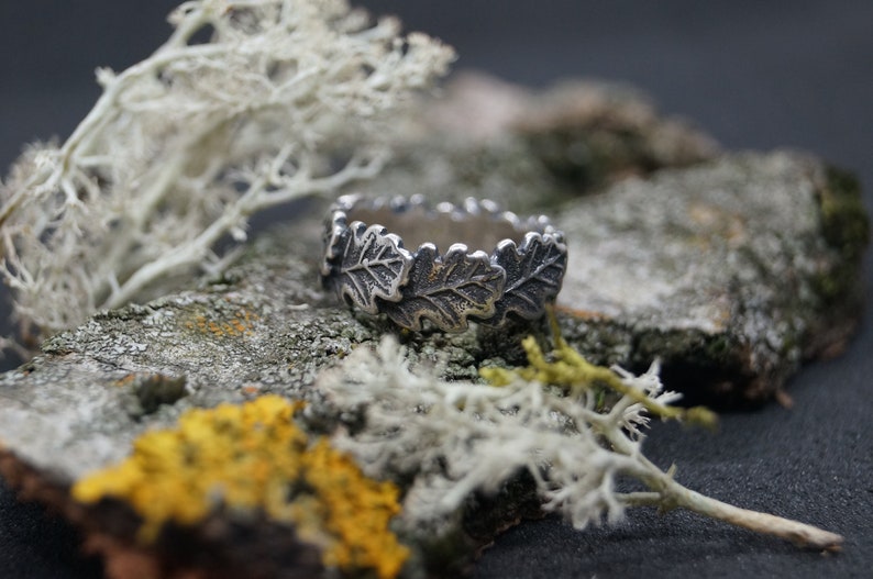 Oak leaves. silver ring. image 2